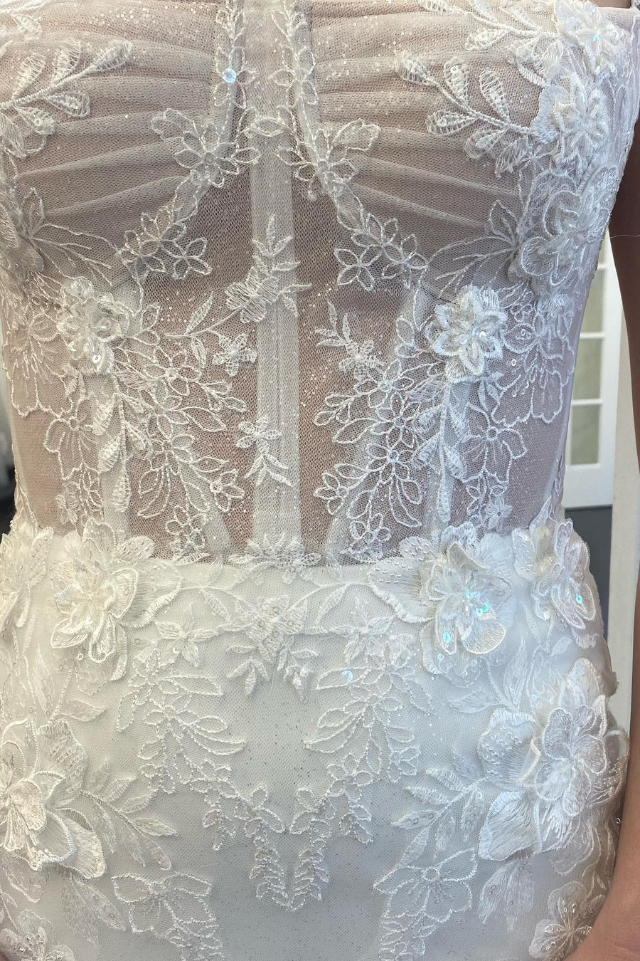 Robe de mariée longue trompette en dentelle à col carré et appliques